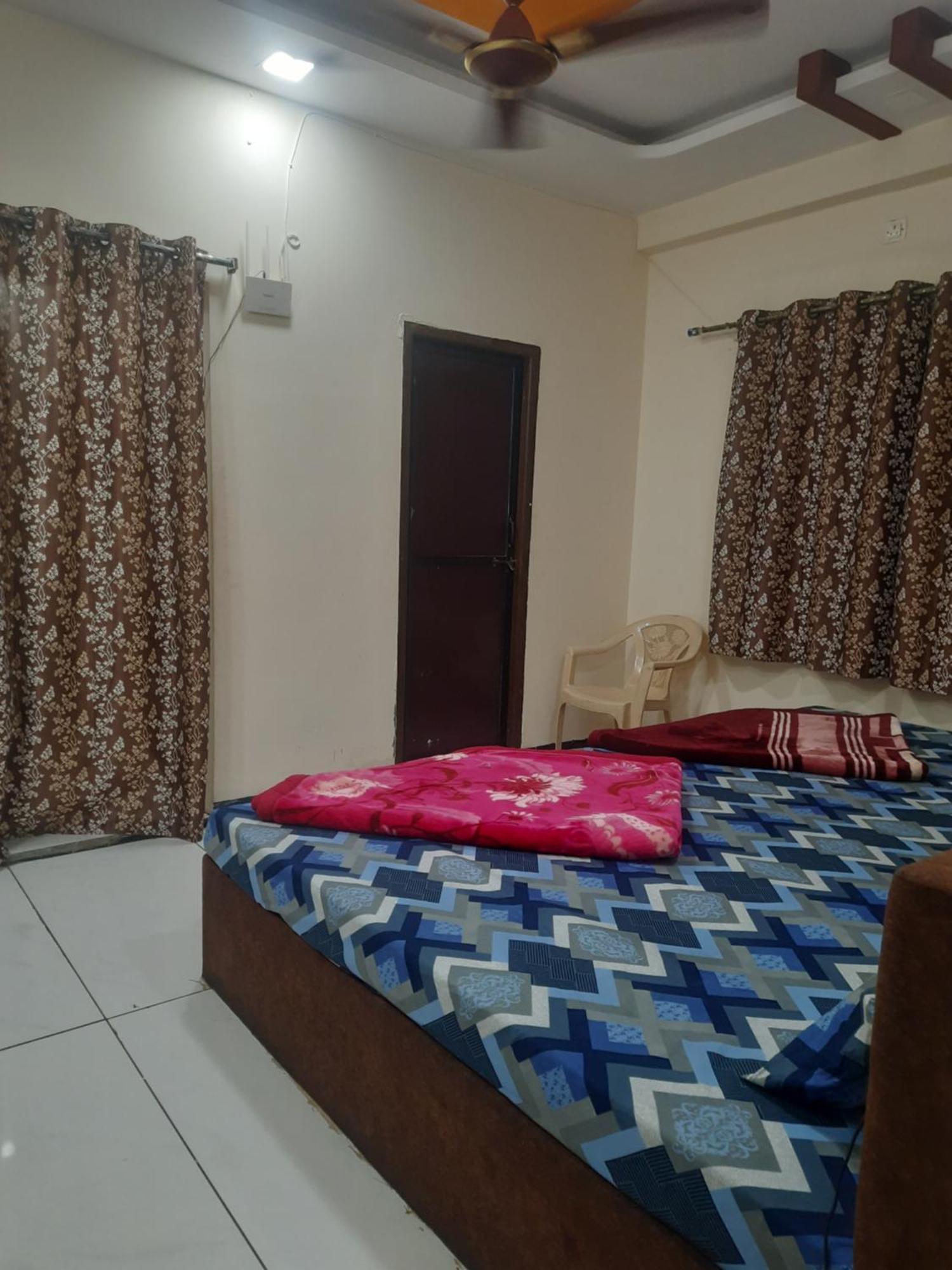 Hanumant Kripa Geust House Only For Family اوجاين المظهر الخارجي الصورة